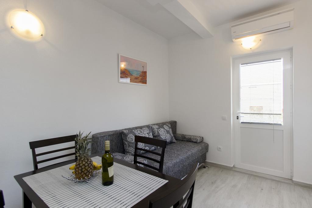 Apartments Zoran Pirovac Exterior photo