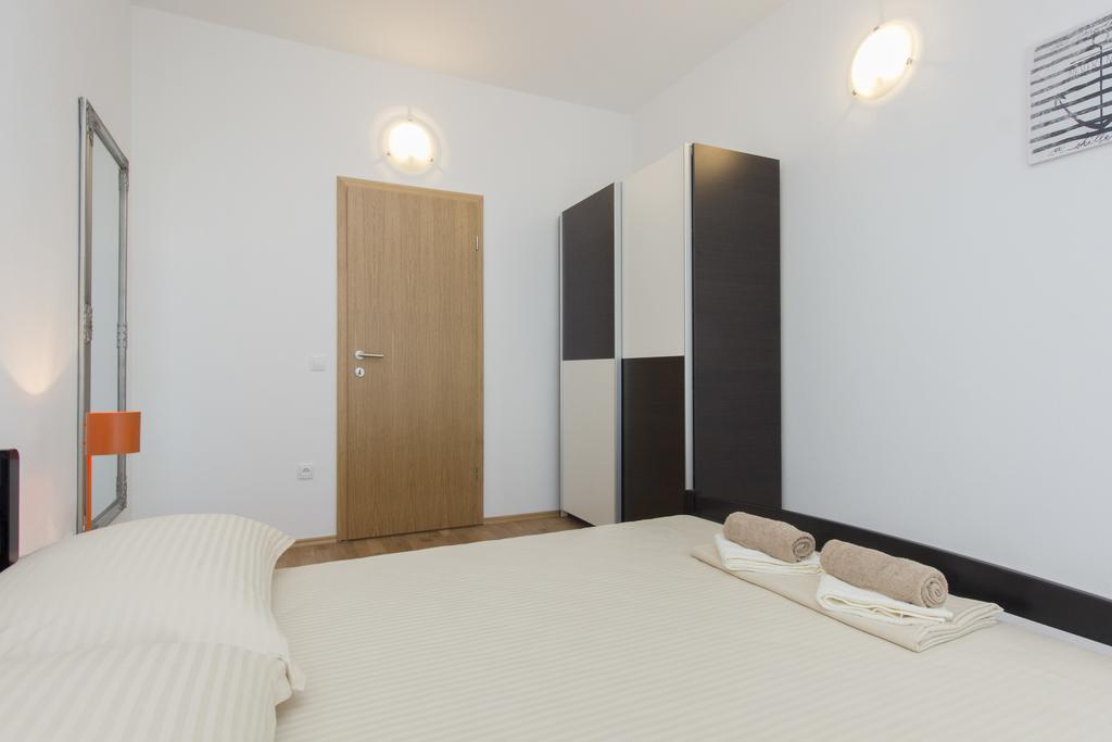 Apartments Zoran Pirovac Exterior photo