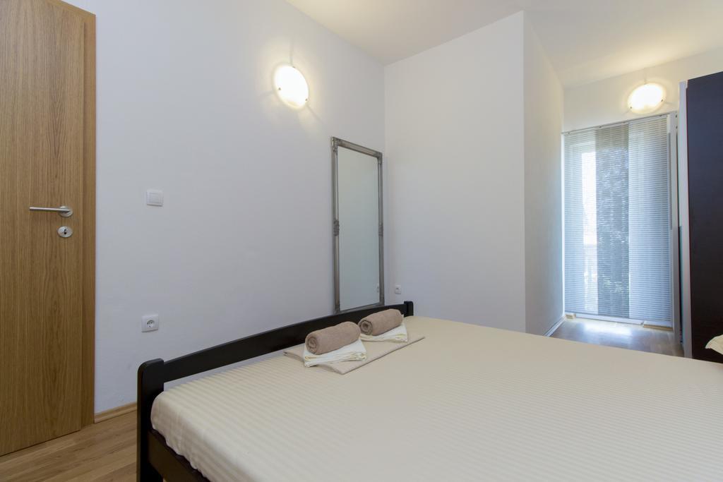 Apartments Zoran Pirovac Exterior photo