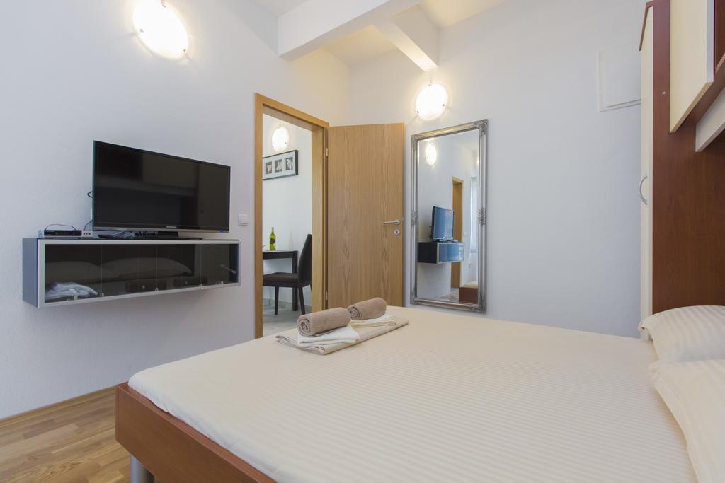 Apartments Zoran Pirovac Exterior photo