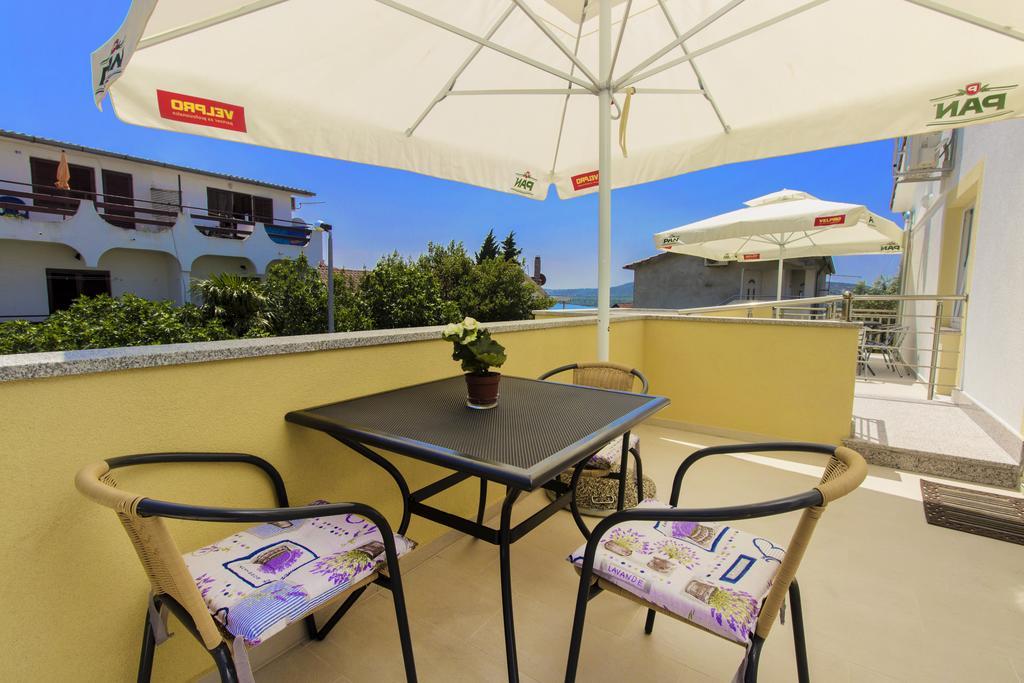 Apartments Zoran Pirovac Exterior photo
